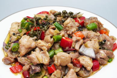 一盘餐饮美食藤椒鸡块