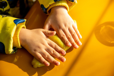 小孩玩耍时的小手特写