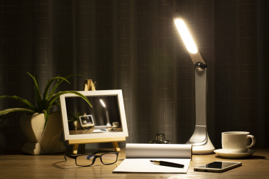 深夜里书桌上台灯下学习桌上的本子