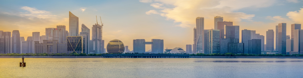 中国广东省海滨城市珠海的海陆交通和城市风光