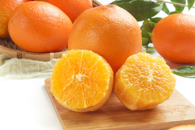 木底上放着一堆长虹橙和长虹橙果肉