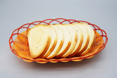 放在竹篮里的小吃干馍片