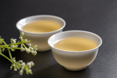 一杯茶水摆放在桌面上特写