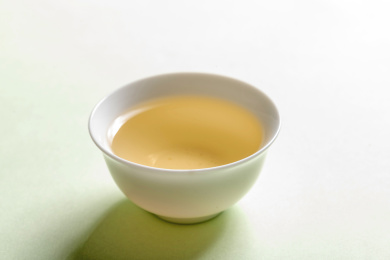 一杯茶水摆放在桌面上特写