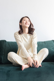 年轻女士坐在沙发上听歌