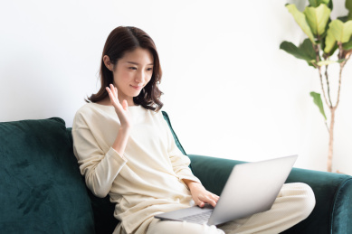 年轻女士在家使用电脑视频聊天