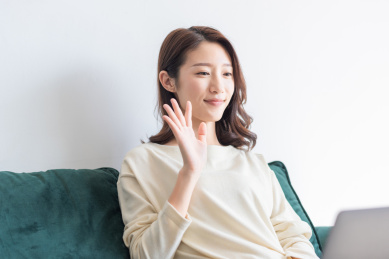 年轻女士在家使用电脑视频聊天