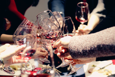 商务人士聚会喝酒碰杯