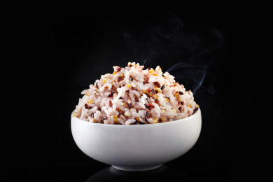 一碗冒着热气儿的五颜六色的杂粮饭