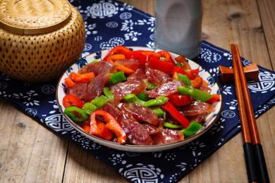 家常菜青辣椒红辣椒爆炒腊肠