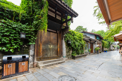 中国四川成都宽窄巷子步行街老建筑中式门头
