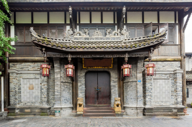 中国四川成都宽窄巷子步行街老建筑中式门头