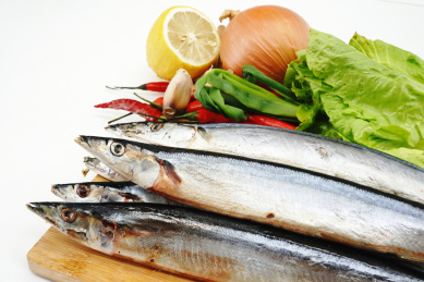 放在木板上的海鲜食材秋刀鱼