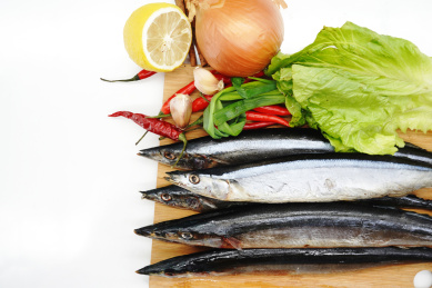 放在木板上的海鲜食材秋刀鱼