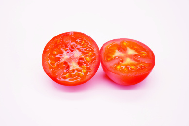 切开的新鲜水果圣女果