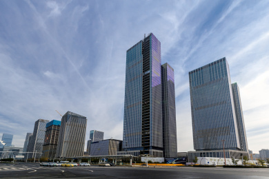 中国江苏省南京市蓝天下的城市建筑群风光