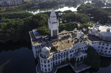 中国广东广州流花湖公园唐苑酒家白色宫殿鸟瞰图