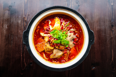 放在砂锅里的四川美食麻辣毛血旺