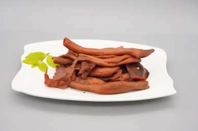 装在盘子里的美食辣鸭肠