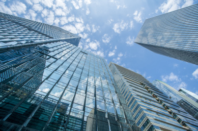 仰视城市现代建筑和玻璃幕墙