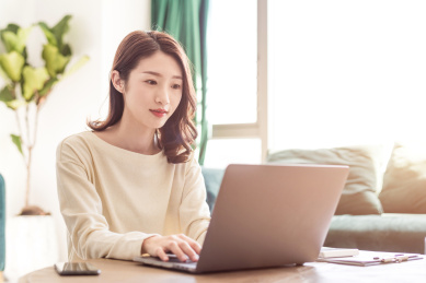 年轻女士在家办公