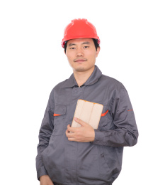 头戴红色安全帽手拿ipad平板电脑的农民工在白背景前
