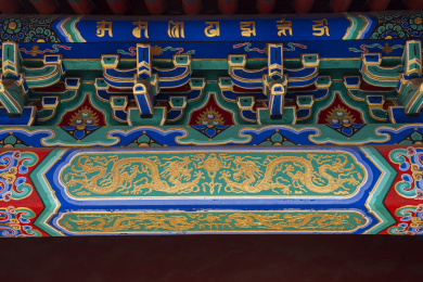 北京雍和宫明清皇家古建筑内的彩绘横梁