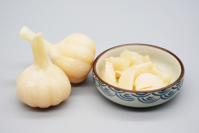 放在桌子上的佐餐食品腌糖蒜