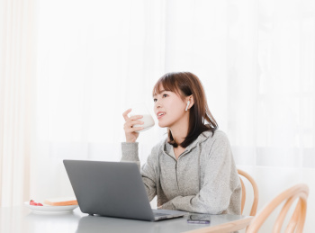 短发女生手拿饮料在想东西