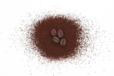 俯拍视角，白色背景下的咖啡豆和咖啡粉