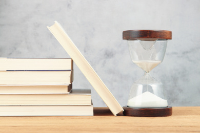 平行视角，桌子上的沙漏和几本书