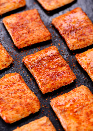 深色背景上摆放的零食素肉