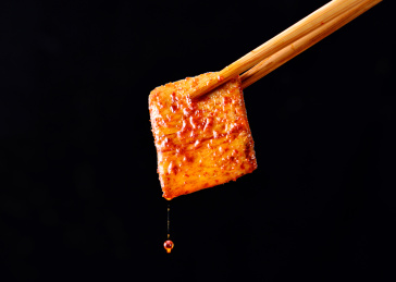 黑色背景上摆放的零食辣条素肉