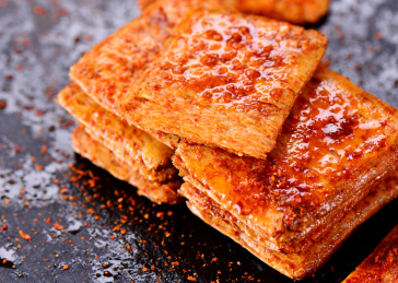 深色背景上摆放的零食素肉