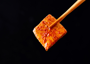 黑色背景上摆放的零食辣条素肉