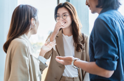 三位年轻的白领阶层商务人士正在交谈