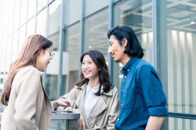 三位年轻的白领阶层商务人士正在交谈