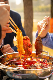 在野外聚餐吃火锅