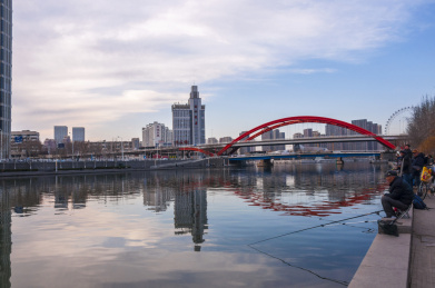 中国天津海河上的红色斜拉跨河大桥