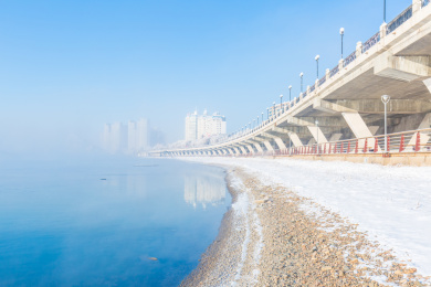 吉林省吉林市雪后松花江上的雾和两岸雾中的高楼