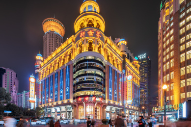 中国上海市黄浦区新世界商场夜景