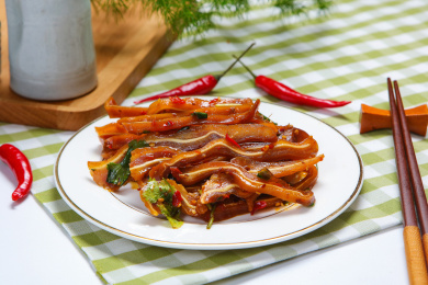 卤味菜品小吃香菜红油凉拌猪耳朵