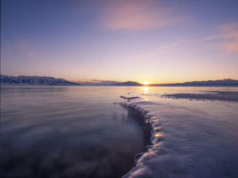 中国新疆赛里木湖水面/冰面日出朝霞