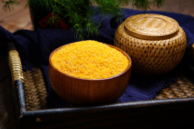 谷物食材金黄色的小玉米碴子碎粒
