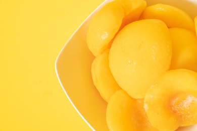 纯色背景下的黄桃罐头