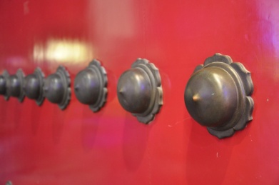 大红木门上的门钉