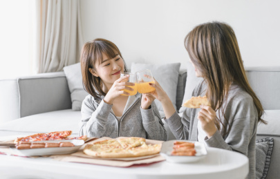 闺蜜一起坐在茶几边干杯