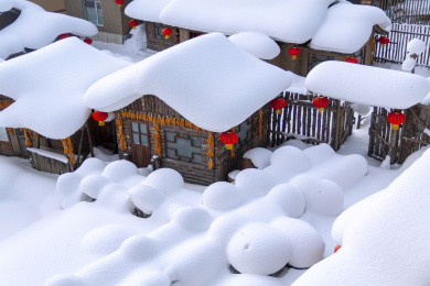 黑龙江哈尔滨雪乡厚厚雪堆下的房子