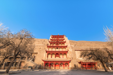 中国甘肃敦煌莫高窟老建筑九层楼全景图