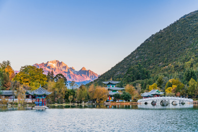 中国云南丽江黑龙潭和玉龙雪山日照金山风光